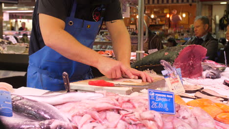 Fischhändler-Bereitet-Fisch-Auf-Einem-Lokalen-Markt-In-Sete,-Frankreich,-Herault,-Occitanie,-Zu